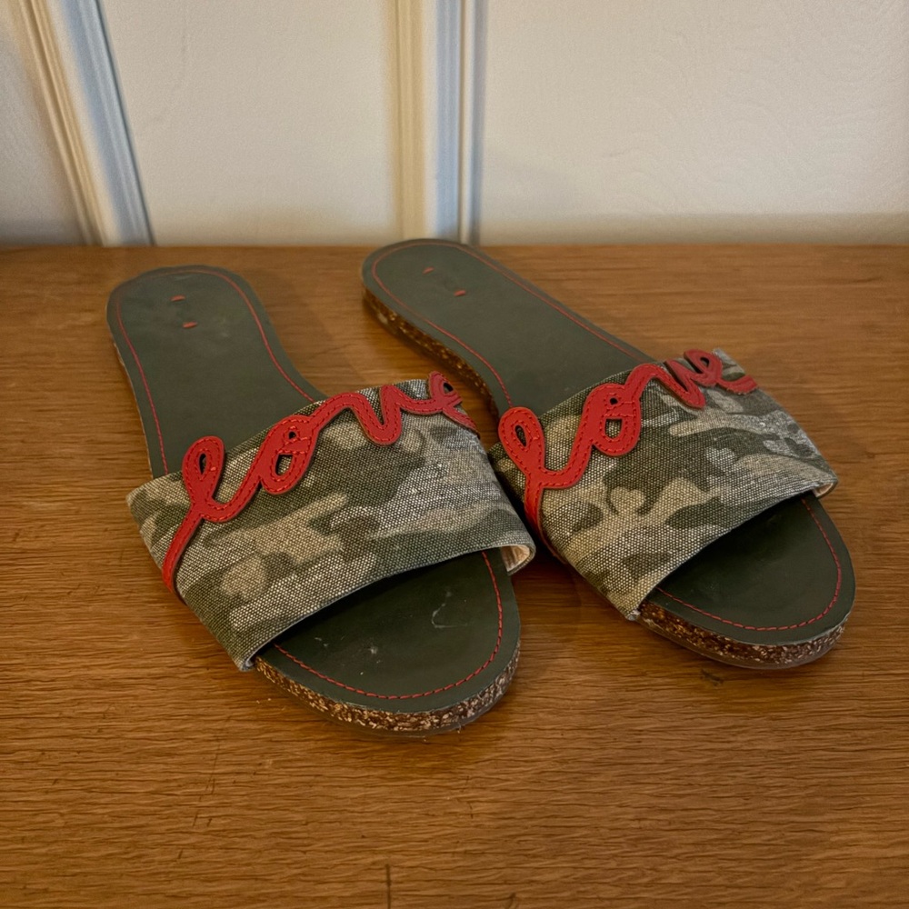 Stylish Camouflage Slide Sandals with Red Accents